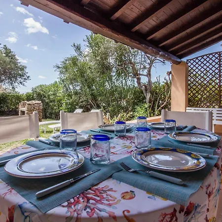 Guesthost - Oasis With Garden, Pool And Wifi Apartman Golfo Aranci