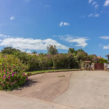 Apartman Guesthost - Oasis With Garden, Pool And Wifi *
