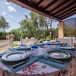 Guesthost - Oasis With Garden, Pool And Wifi Appartement Golfo Aranci