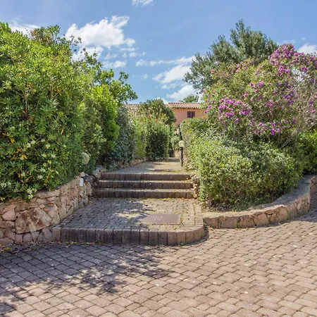 Guesthost - Oasis With Garden, Pool And Wifi Appartement Golfo Aranci