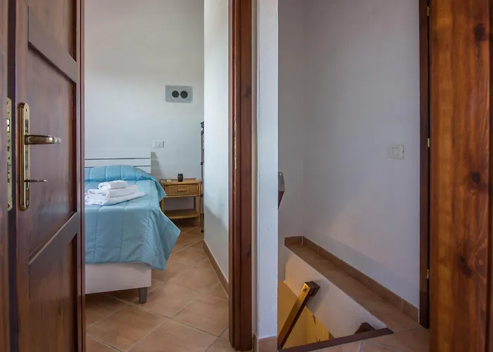 Guesthost - Oasis With Garden, Pool And Wifi Appartement Golfo Aranci